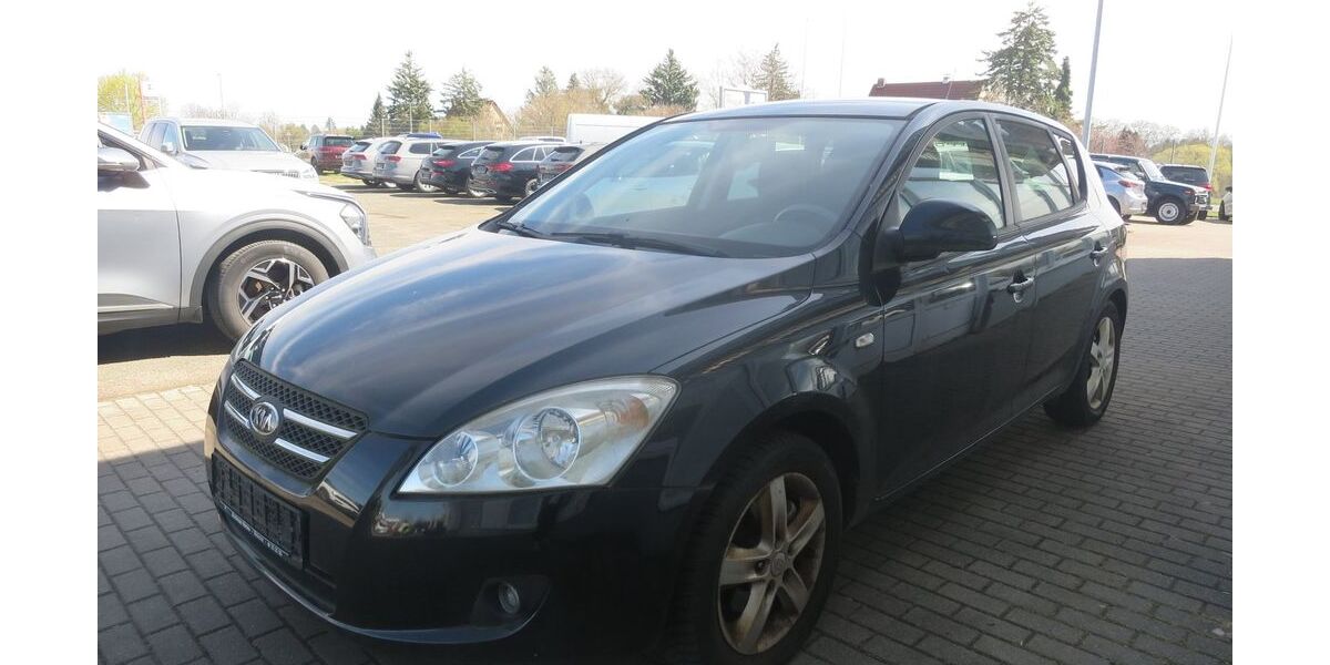 Kia ceed / Ceed 118.000 km 2.490 &euro; Weimar 99425